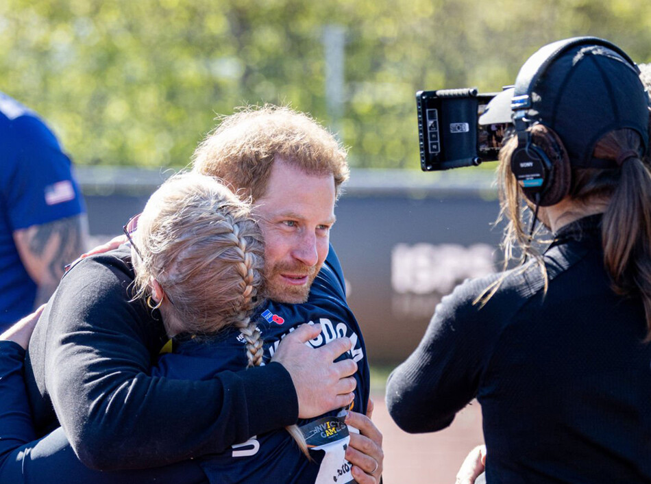 Принц Гарри, герцог Сассекский, встречается с участником на второй день Invictus Games 2020 в Zuiderpark 17 апреля 2022 года в Гааге, Нидерланды