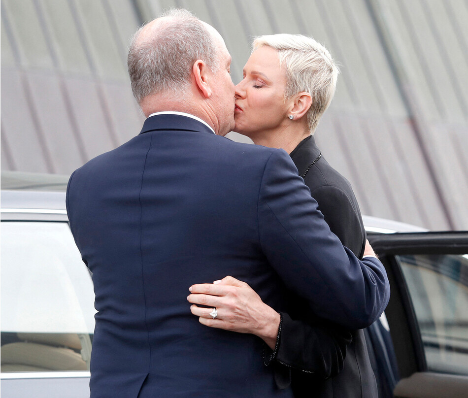 «Ты меня правда любишь?» Принцесса Шарлен поцеловала принца Альбера II при фотографах