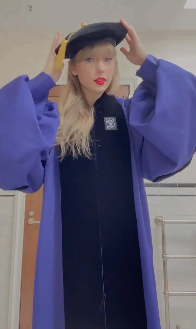 Тейлор Свифт поделилась видео со сборов на выпускной в Tik Tok, 2022