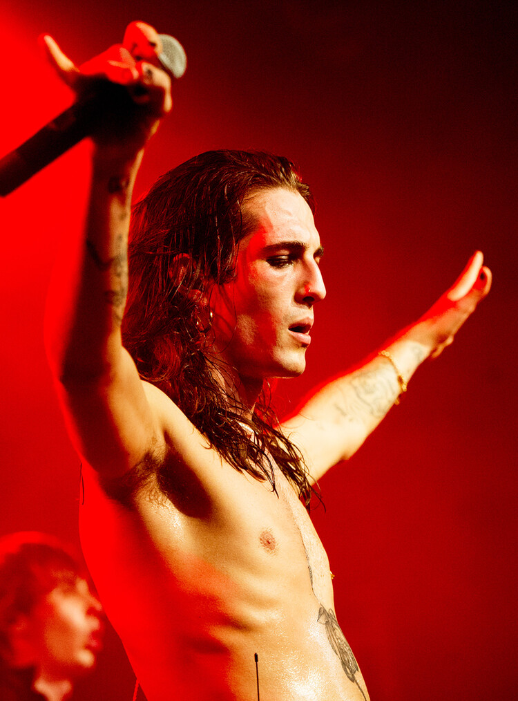 Дамиано Давид из рок-группы Måneskin выступает на сцене The Dome, Tufnell Park, 28 ноября 2019 года в Лондоне, Англия