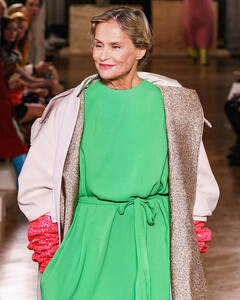 75–летняя модель стала главной звездой показа Valentino