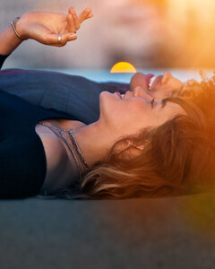 Новая кампания IQOS SIMPLY AMAZING учит совершеннолетних пользователей наслаждаться каждым моментом