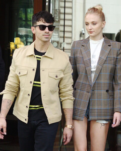 Любовь с первого шага: Софи Тернер и Джо Джонас носят одинаковую обувь