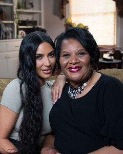 Женщина, которую Ким Кардашьян помогла освободить из тюрьмы, снялась в рекламе её бренда Skims