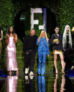 «Фендачи» — коллаб Fendi и Versace: на подиуме Кейт Мосс, Наоми Кэмпбелл и многие другие