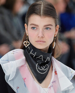 Истинная французская красота на показе Chanel осень-зима 2019