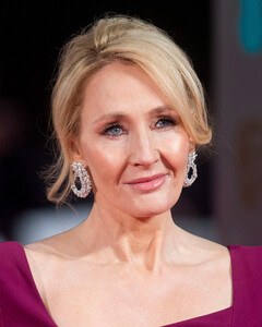 Джоан Роулинг больше не миллиардер из–за благотворительности