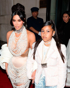 С детства в кутюре: Ким Кардашьян поделилась фотографией новорождённой дочери Норт