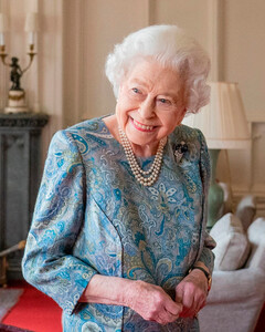 Смешные подарки, работа по дому и экономия: 4 привычки королевы Елизаветы II, о которых вы не знали