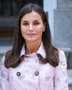 60-e снова в моде: королева Летиция вышла в свет в цветочном платье-трапеции