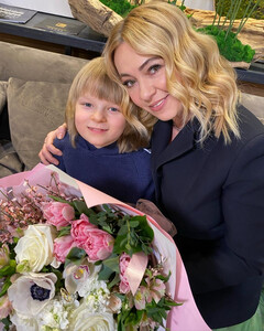 Феминизм, цветы и подарки — как российские звёзды отметили 8 Марта?