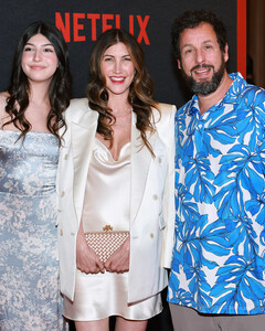 Дочь Адама Сэндлера появилась на красной дорожке вместе с родителями