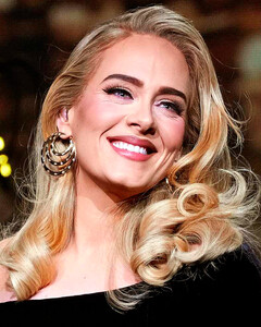 Адель призналась, что нервничает в присутствии родителей одноклассников своего сына