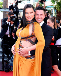 Адриана Лима родила третьего ребёнка от своего бойфренда Андре Леммерса