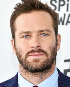 Актёр Арми Хаммер, обвиняемый в каннибализме и изнасилованиях, вышел из реабилитационного центра