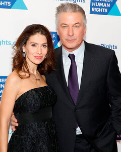 Жена Алека Болдуина говорит, что семья «рухнет» без поддержки поклонников после уголовного обвинения