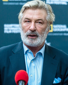 «Шок и печаль»: Алек Болдуин прокомментировал новость о чудовищной стрельбе