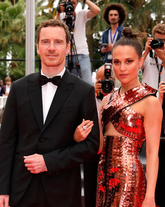 Редко, но метко: Алисия Викандер и Майкл Фассбендер появились на красной дорожке в Каннах