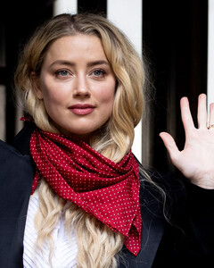 Эмбер Хёрд изо всех сил старается сохранить позитивный настрой после проигрыша в суде Джонни Деппу