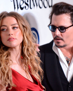 «Изнасиловал бутылкой из-под ликёра»: Эмбер Хёрд выдвинула в суде новые обвинения против Джонни Деппа