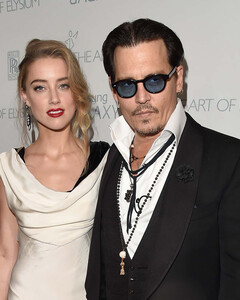 Перед очередным судебным заседанием Эмбер Хёрд решила вспомнить о своей «любви» к Деппу