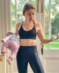 Эмбер Хёрд занимается спортом вместе с дочкой — малышка служит отличным утяжелителем для упражнений!