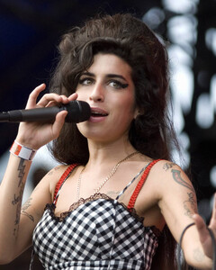 Режиссёр «Пятидесяти оттенков серого» снимет байопик об Эми Уайнхаус