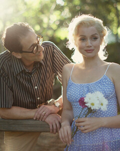 Ана де Армас пришла на могилу Мэрилин Монро, чтобы попросить разрешения на съёмки «Блондинки»