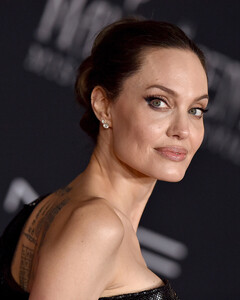 Анджелина Джоли запрещает Брэду Питту знакомить детей с новыми подругами