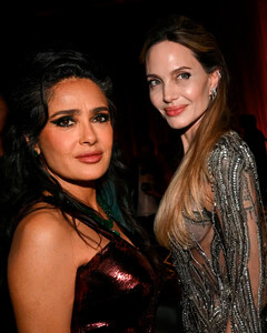 Анджелина Джоли и Сальма Хайек удивили пассажиров, выбрав обычный рейс