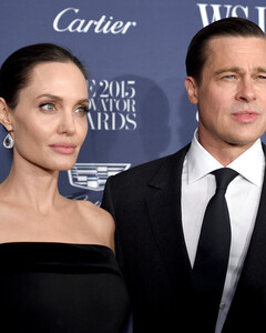 Анджелина Джоли пытается причинить как можно больше боли Брэду Питту, вспоминая инцидент в самолёте