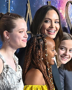 Как две капли воды: Анджелина Джоли поделилась трогательным снимком с дочерью Шайло в Камбодже