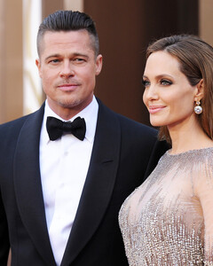 Анджелина Джоли не согласна, чтобы Брэд Питт тоже был опекуном их несовершеннолетних детей