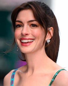 Энн Хэтэуэй будет ведущей премии CFDA Fashion Awards 2023