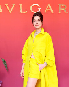 Излучает тепло: Энн Хэтэуэй показала, как правильно носить горчичные оттенки