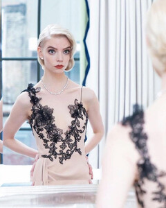 Аня Тейлор-Джой появилась в нюдовом платье от Vera Wang