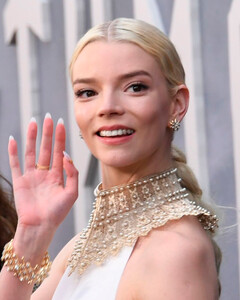 Аня Тейлор-Джой спровоцировала слухи о помолвке