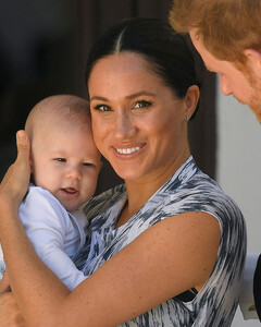 Принц Гарри и Меган Маркл отказались от титула графа Дамбартона для Арчи, потому что он созвучен слову «тупой»