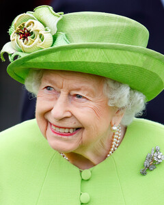 Букингемский дворец поделился архивной фотографией юной Елизаветы II