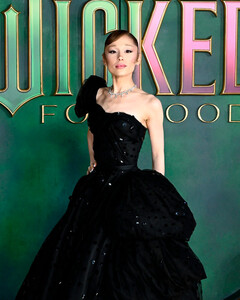 «Злая. Часть 2»: Ариана Гранде сменила розовое платье Глинды на чёрный винтаж