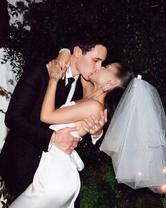 Момент волшебства: Ариана Гранде поделилась редким кадром с мужем