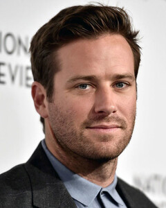 Арми Хаммер работает в отеле на Каймановых островах?