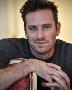 БДСМ, ножи и манекены для связывания: бывшая девушка Арми Хаммера рассказала о пристрастиях актёра