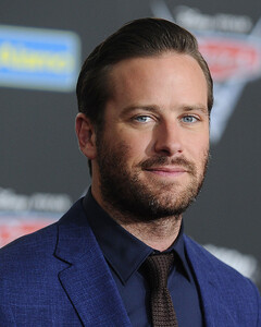 Арми Хаммер съехал из своего дома под покровом ночи