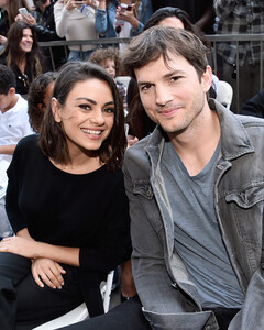 Эштон Кутчер рассказал, что Мила Кунис убедила его не лететь в космос