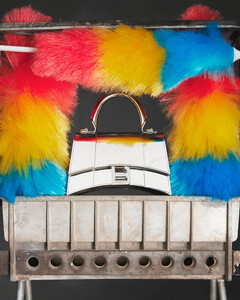 Balenciaga показали новую сумку из металла