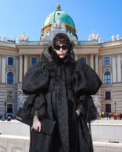 Модный дом Balenciaga удалил все посты в своих социальных сетях