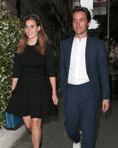 Всей семьёй: принцесса Беатрис и Эдоардо Мапелли Моцци гуляют по Лондону с малышкой Сиенной