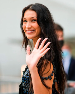 Белла Хадид запускает собственный бренд