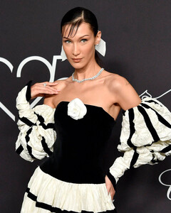 Ещё один день в Каннах – ещё одно винтажное платье для Беллы Хадид